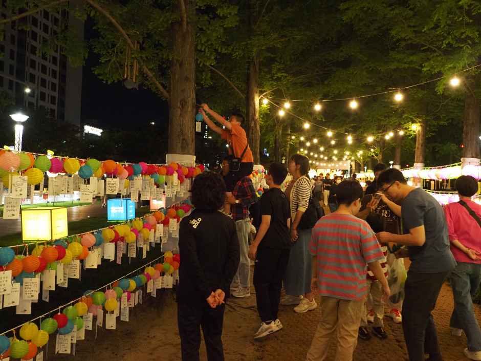 연등행렬이 펼쳐지는 부산연등회 본행사 현장