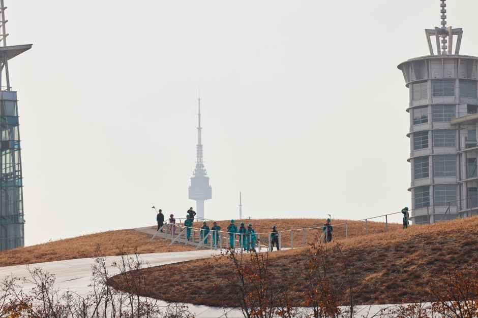 DDP 루프탑투어 산책로를 걷는 참가자들