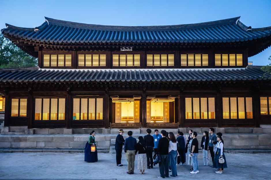 석조전 내부 야간 해설 투어 모습