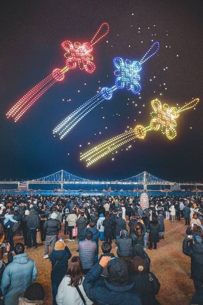 광안리 해변 상공에서 빛의 형상을 만들어내는 드론 편대