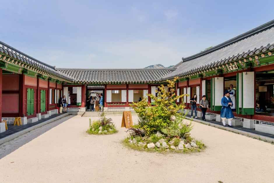 궁중병과와 약차가 차려진 생과방 다과상