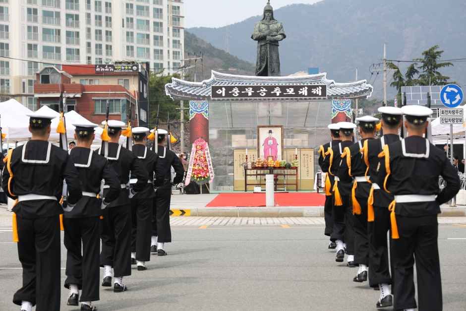 진해군항제 기간 벚꽃으로 물든 도시 전경