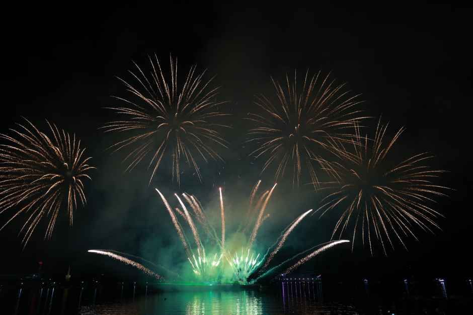 벚꽃이 만개한 진해 명소의 봄 풍경