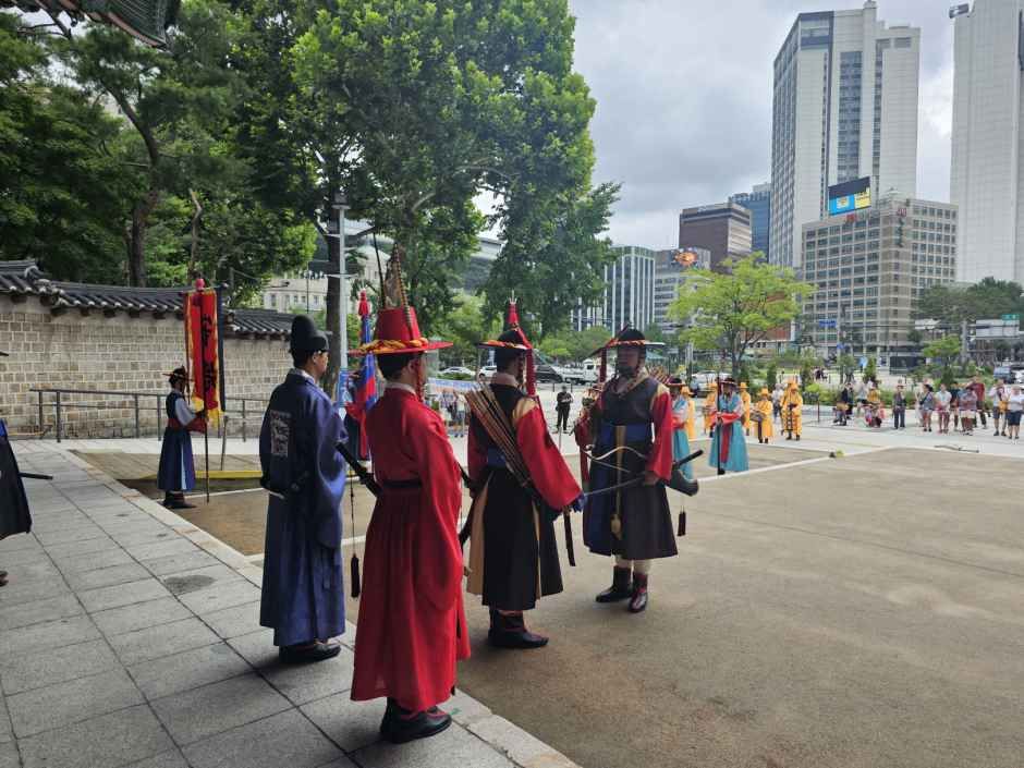 전통 갑옷과 무기를 갖추고 교대의식에 참여하는 수문군