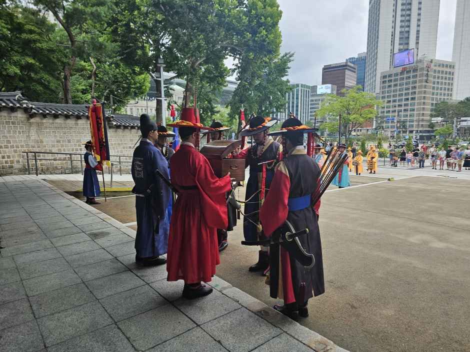 정렬하여 교대 절차를 진행하는 수문군