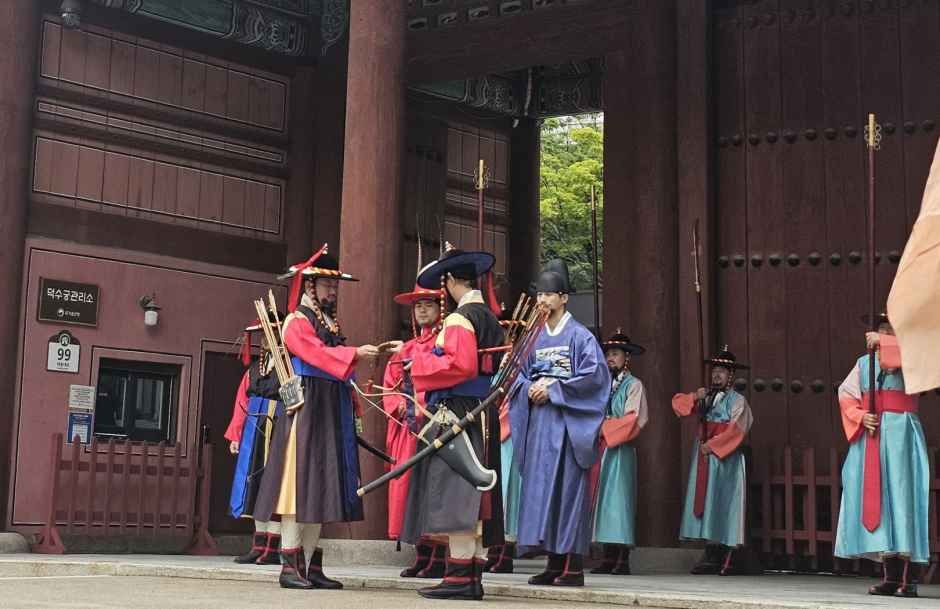 교대의식 중 위엄 있는 자세를 취한 수문군