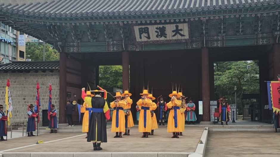 수문장의 지휘 아래 대열을 이루는 수문군 행렬