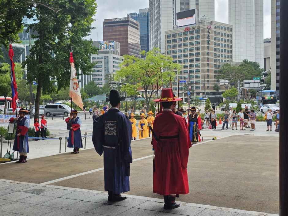 전통 의장 깃발을 든 수문군의 행렬